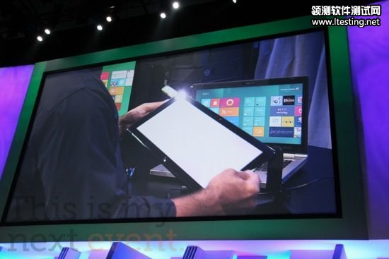 右側是運行Window 8的惠普筆記本電腦